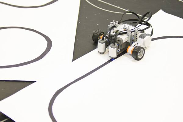 Езда по линии ev3. Робот едет по линии ардуино. Робот для езды по линии. Робот едет по линии. Пропорциональный регулятор ev3.